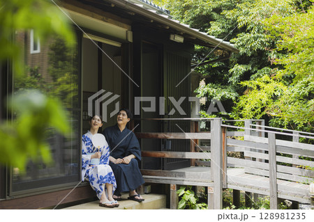 浴衣を着た男女 128981235