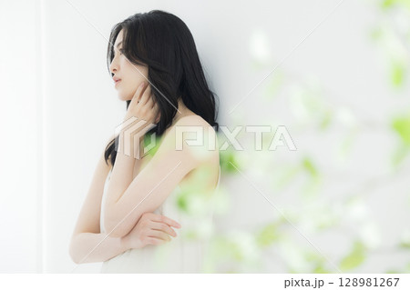 若い女性のビューティーイメージ 128981267