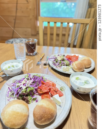 【洋食】夏のログハウスでの朝食　 128981273