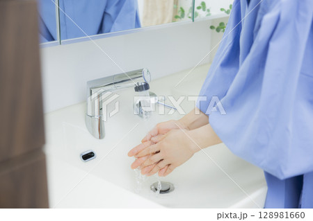 手洗いする女性 手洗いする女性 128981660