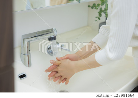 手洗いする女性 手洗いする女性 128981664
