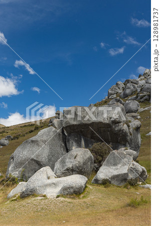 ニュージーランド カンタベリーのキャッスル・ヒル / クラ・タフィティにそびえる巨岩と点在する岩 ニュージーランド カンタベリーのキャッスル・ヒル / クラ・タフィティにそびえる巨岩と点在する岩 128981737