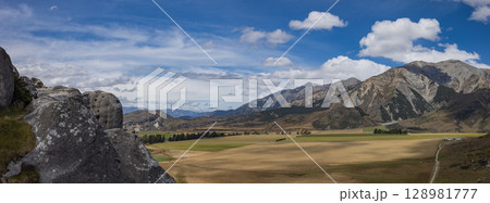 ニュージーランド　カンタベリーのキャッスル・ヒル / クラ・タフィティにそびえる岩壁の頂上からの景色 128981777