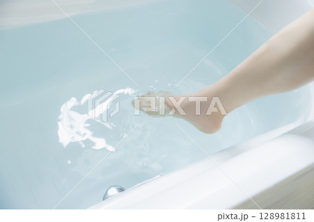 お湯を掬う女性の手 お湯を掬う女性の手 128981811