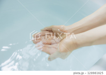 お湯を掬う女性の手 お湯を掬う女性の手 128981825