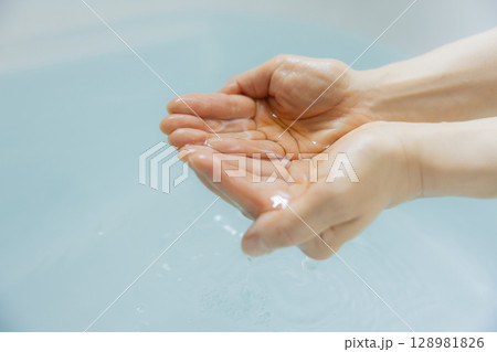 お湯を掬う女性の手 お湯を掬う女性の手 128981826