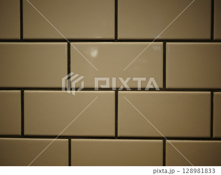 古いタイルの壁　タイルの芸術　コピースペースにピッタリ。　モダンな雰囲気を演出することができる。 128981833