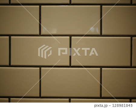 古いタイルの壁　タイルの芸術　コピースペースにピッタリ。　モダンな雰囲気を演出することができる。 128981843