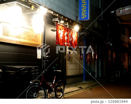 レトロな居酒屋 レトロな居酒屋 128981944