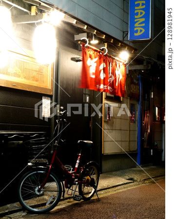 レトロな居酒屋 レトロな居酒屋 128981945