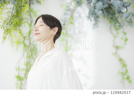 爽やかな女性 128982017