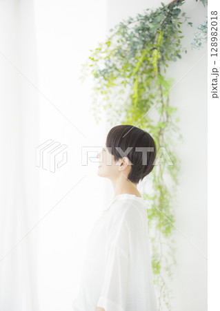 爽やかな女性 128982018