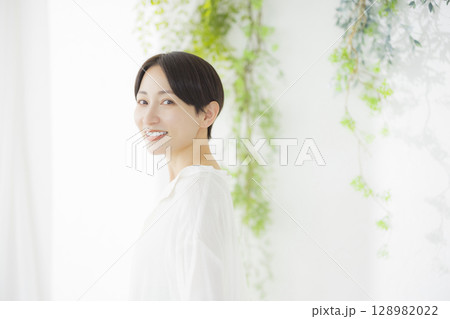 爽やかな女性 128982022