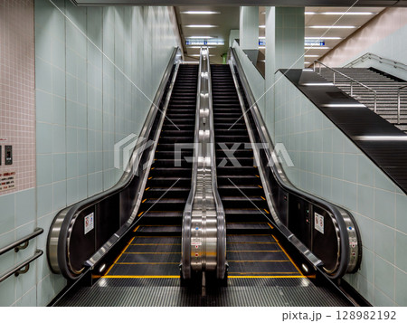地下歩道に設置されたエスカレーター 128982192