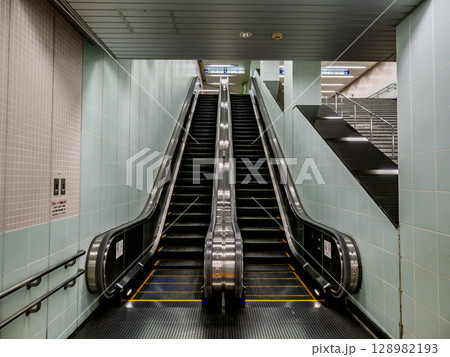 地下歩道に設置されたエスカレーター 128982193