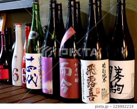 棚に陳列された瓶 棚に陳列された瓶 128982218