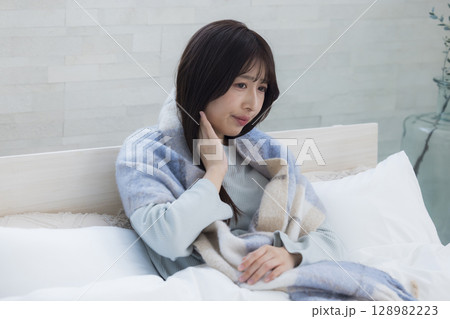 ベッドで疲れた表情の女性 128982223