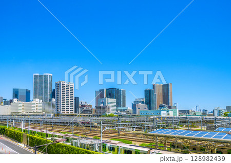 日本の東京都市景観　新幹線や山手線、芝浦アイランドケープタワーなど芝浦のタワーマンション群を望む 128982439