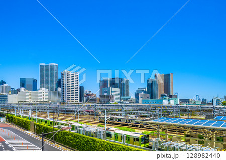 日本の東京都市景観　新幹線や山手線、芝浦アイランドケープタワーなど芝浦のタワーマンション群を望む 128982440