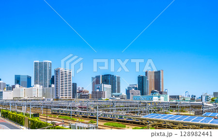 日本の東京都市景観　新幹線や山手線、芝浦アイランドケープタワーなど芝浦のタワーマンション群を望む 128982441