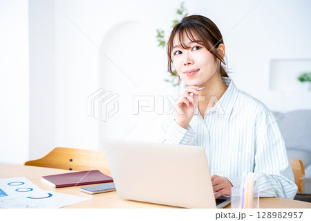 テレワーク中の若い女性 128982957