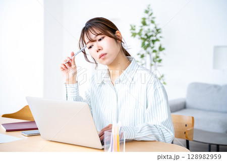 テレワーク中の若い女性 テレワーク中の若い女性 128982959