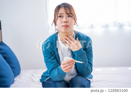 体調不良の女性 128983100