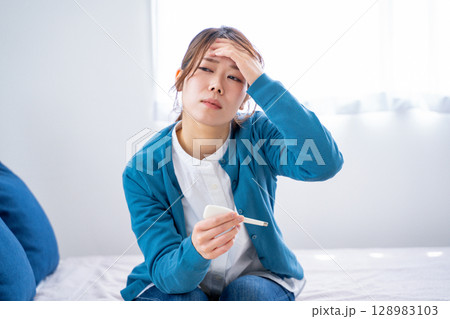 体調不良の女性 128983103
