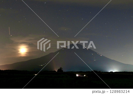 夏の富士山と月と人工衛星 128983214