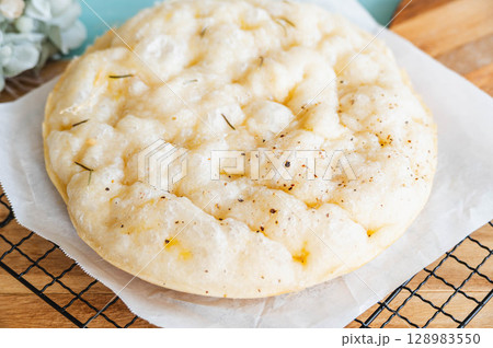 フライパンで焼いたフォカッチャ フライパンで焼いたフォカッチャ 128983550