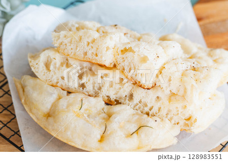 フライパンで焼いたフォカッチャ 128983551