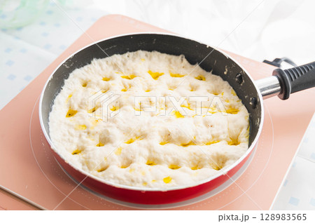 フライパンで焼くフォカッチャ 128983565