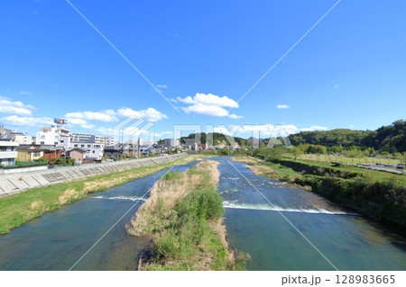 宮城県・仙台市・大橋から眺める広瀬川の景色 宮城県・仙台市・大橋から眺める広瀬川の景色 128983665