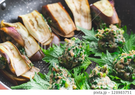 茄子と大葉で具材を包む手作り餃子 128983751