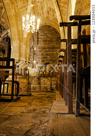 北キプロス・トルコ共和国のベッラパイス修道院の内部の写真 宗教画とアームチェア 北キプロス・トルコ共和国のベッラパイス修道院の内部の写真 宗教画とアームチェア 128984033