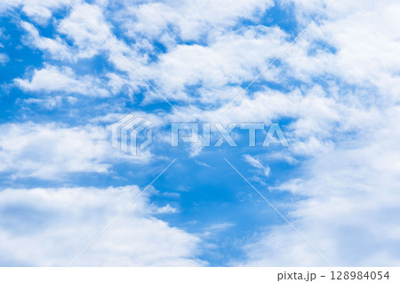 6月の空 朝の青空に白い雲21 6月の空 朝の青空に白い雲21 128984054