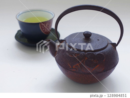 鉄瓶 鉄製  鉄 湯呑み茶碗 伝統工芸 和のイメージ 鉄瓶 鉄製  鉄 湯呑み茶碗 伝統工芸 和のイメージ 128984851