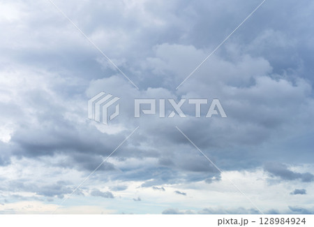 6月の空 朝の曇り空と印象的な雲30 6月の空 朝の曇り空と印象的な雲30 128984924