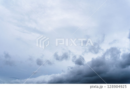 6月の空　朝の曇り空と印象的な雲31 128984925