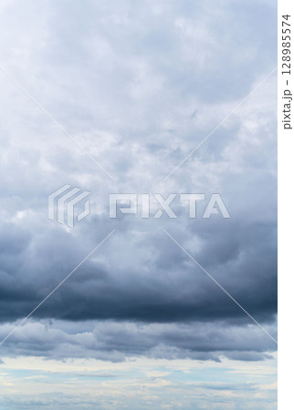 6月の空 朝の曇り空と印象的な雲13 6月の空 朝の曇り空と印象的な雲13 128985574