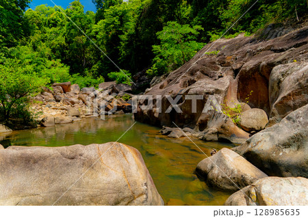 Small alpine lakes. 128985635