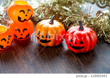 ハロウィンのかぼちゃと落ち葉 ハロウィンのかぼちゃと落ち葉 128985941