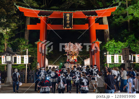 弥彦燈籠まつりの彌彦神社 大燈籠巡行 弥彦燈籠まつりの彌彦神社 大燈籠巡行 128985990