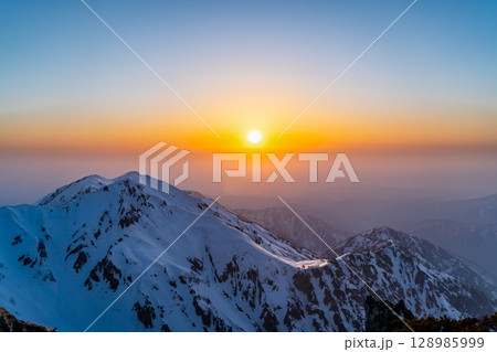 立山の奥大日岳に沈む夕日（剱御前からの景色）　残雪期の北アルプス立山・別山登山 128985999