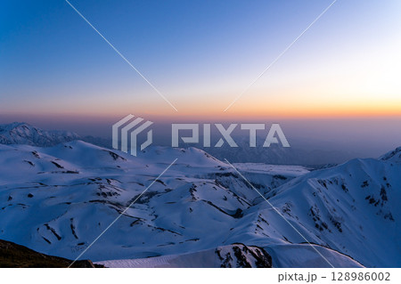 夕日に染まる室堂平、地獄谷と弥陀ヶ原（剱御前からの景色）　残雪期の北アルプス立山・別山登山 128986002