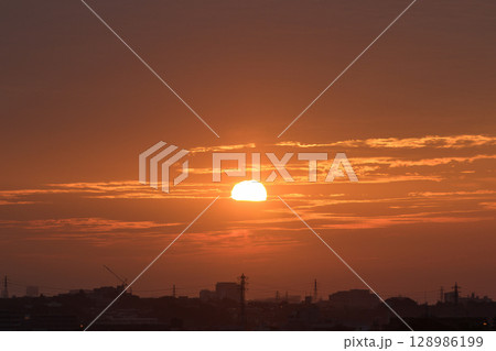 住宅街の上空に広がる朝焼け　日の出　住宅地の朝　早朝　朝焼け　朝日　太陽 128986199