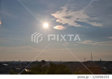 住宅街の上空に広がる朝焼け 日の出 住宅地の朝 早朝 朝焼け 朝日 太陽 住宅街の上空に広がる朝焼け 日の出 住宅地の朝 早朝 朝焼け 朝日 太陽 128986203