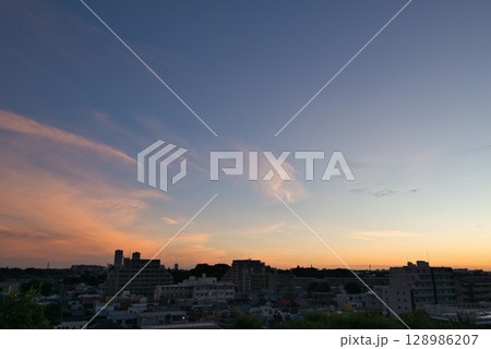 住宅街の上空に広がる朝焼け　日の出　住宅地の朝　早朝　朝焼け　朝日　太陽 128986207