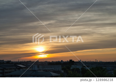 住宅街の上空に広がる朝焼け　日の出　住宅地の朝　早朝　朝焼け　朝日　太陽 128986218
