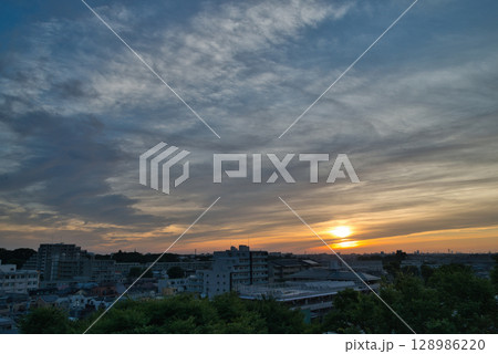 住宅街の上空に広がる朝焼け　日の出　住宅地の朝　早朝　朝焼け　朝日　太陽 128986220